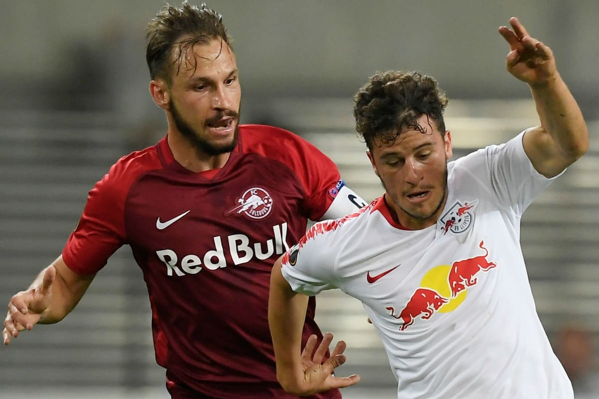 El clásico de Red Bull; en la imagen, Diego Demme, de Leipzig, es perseguido por Andreas Ulmer, de Salzburgo