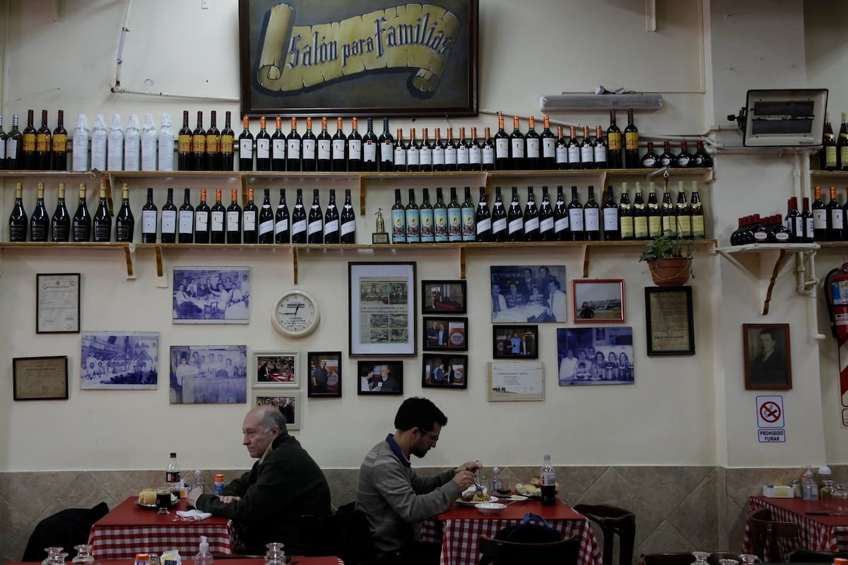 El clásico interior del bodegón Spiagge di Napoli