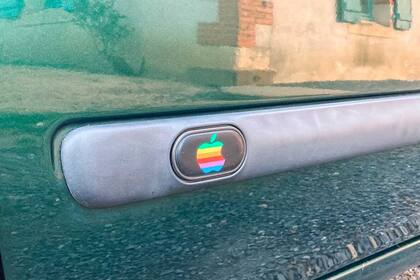 El clásico logo de Apple en el exterior del Renault Clio