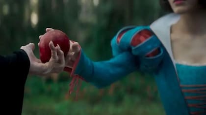 El clásico momento en que Blancanieves recibe la manzana envenenada