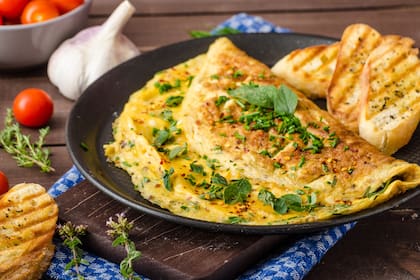 El clásico omelette con queso es apenas una opción de un abanico de variantes en el que se puede incluir verduras y rellenos diversos para realzar el sabor del huevo cocido