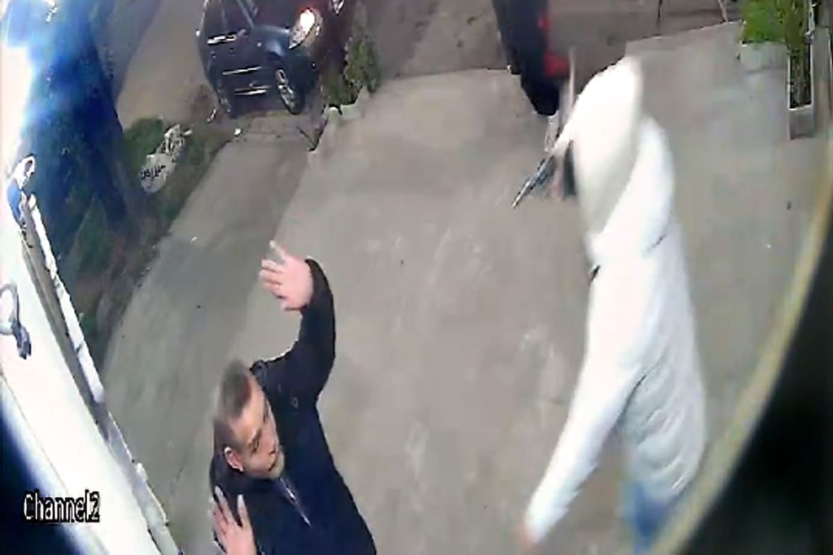 El cliente en el momento es que atacado por uno de los ladrones