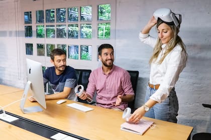 El cliente puede utilizar anteojos de realidad virtual y controles desde las oficinas de la desarrolladora para recorrer su futuro departamento