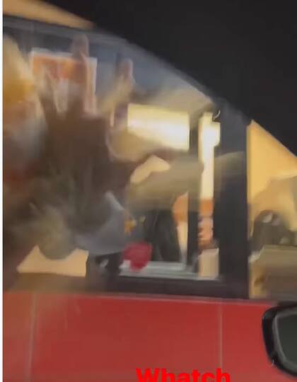 El cliente trató de detener los "misiles" con su mano, pero fue inútil