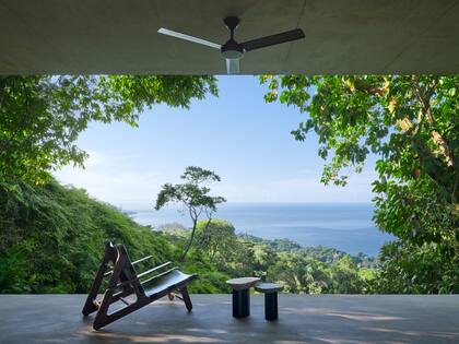 El clima interior es naturalmente agradable, sin necesidad de aire acondicionado. La brisa del mar atraviesa los ambientes, mientras las copas de los árboles aportan sombra al techo y evitan el sobrecalentamiento de la casa.