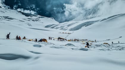 El clima jugó en contra: no paraba de nevar y a partir de los 5000 metros de altura la nieve se venía acumulando hacía varias semanas