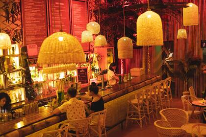 El clima relajado bar rinde tributo a la cultura tiki, un estilo que surgió en las islas de la Polinesia, y se expandió por el Pacífico.