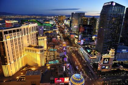 El clima seco, los platos grasosos y las luces no terminan de explicar lo que pasa adentro de los teatros