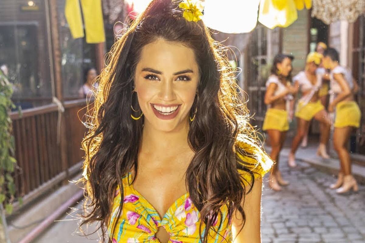 El clip, que la muestra bailando muy sensual en un vecindario caribeño, acumula reproducciones velozmente