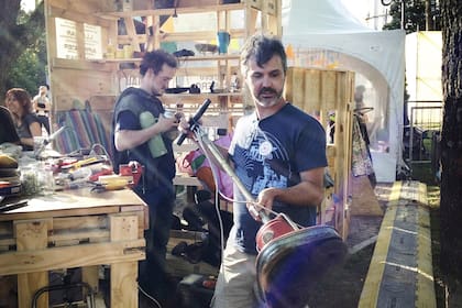 El club de reparadores propone arreglar y reutilizar para bajar el consumo.