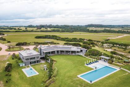 El club house cuenta con un restaurante comandado por Camote Langer, además de múltiples servcios y comodidades.