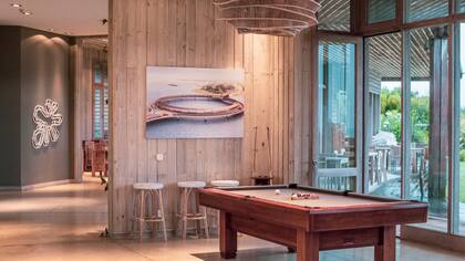 El club house tiene un diseño moderno donde predomina la madera y los ventanales para disfrutar de las vistas