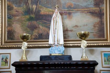 La imagen de la virgen junto a algunos de los trofeos
