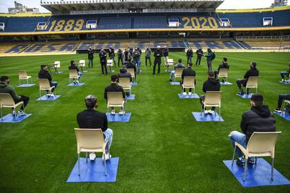 El club quería hacer la presentación en un salón del estadio, el gobierno provincial no lo autorizó y entonces el encuentro entre el nuevo entrenador y los futbolistas, bien separados, fue en el césped del Gigante de Arroyito.