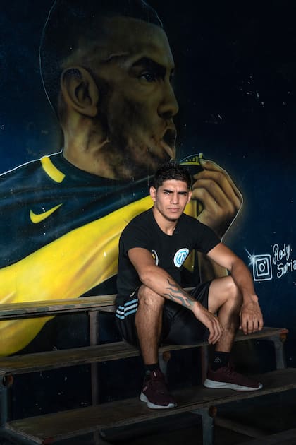 El club Renunciamiento, en Dock Sud; detrás de Martínez, la estampa del Apache Tevez