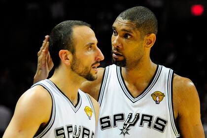 El club texano decidió despedir 2020 con una foto de Manu Ginóbili y Tim Duncan