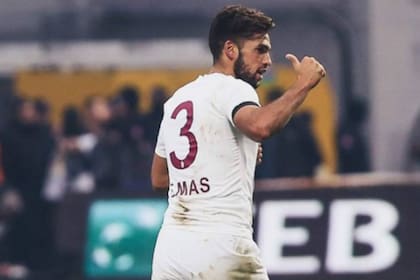 El club turco realizó una protesta por el pase de Mas