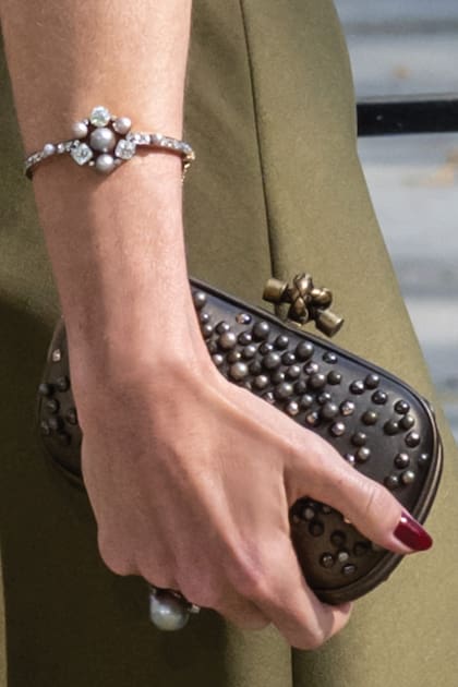 El clutch, con piedras y modelo Knot de Bottega Veneta, es parte de su colección