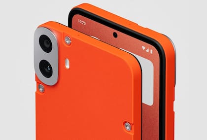 El CMF Phone 1 tiene carcasas intercambiables que se fijan con un tornillo; también permite sumar accesorio como un pie de apoyo, un tarjetero o una soga para llevarlo enganchado
