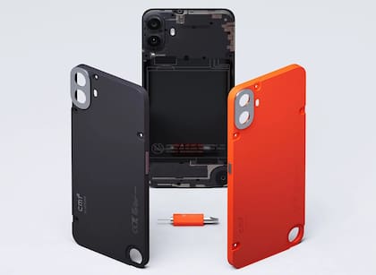 El CMF Phone 1 tiene carcasas intercambiables que se fijan con un tornillo; también permite sumar accesorio como un pie de apoyo, un tarjetero o una soga para llevarlo enganchado