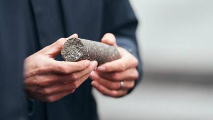 El CO2 disuelto en agua entra en la roca porosa y se calcifica, llenando los espacios de los basaltos subterráneos