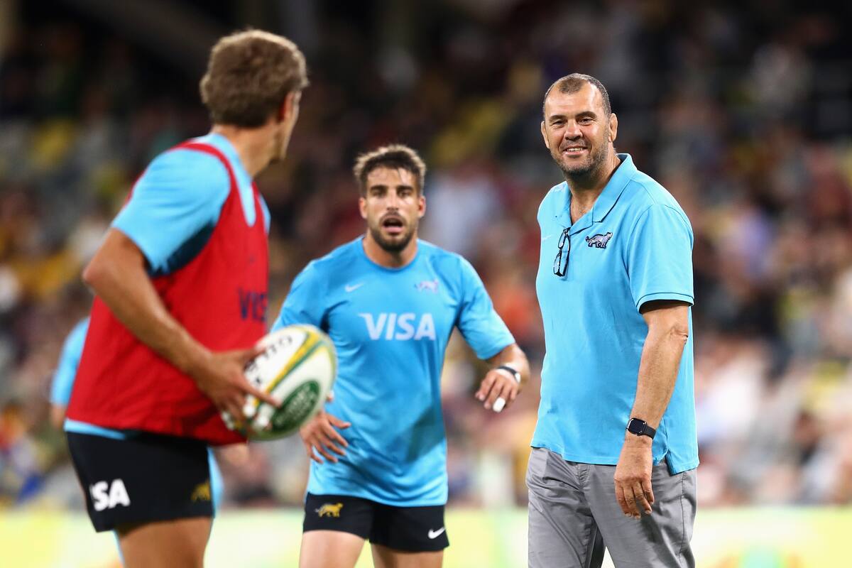 El coach australiano Michael Cheika sonríe en la entrada en calor de los Pumas