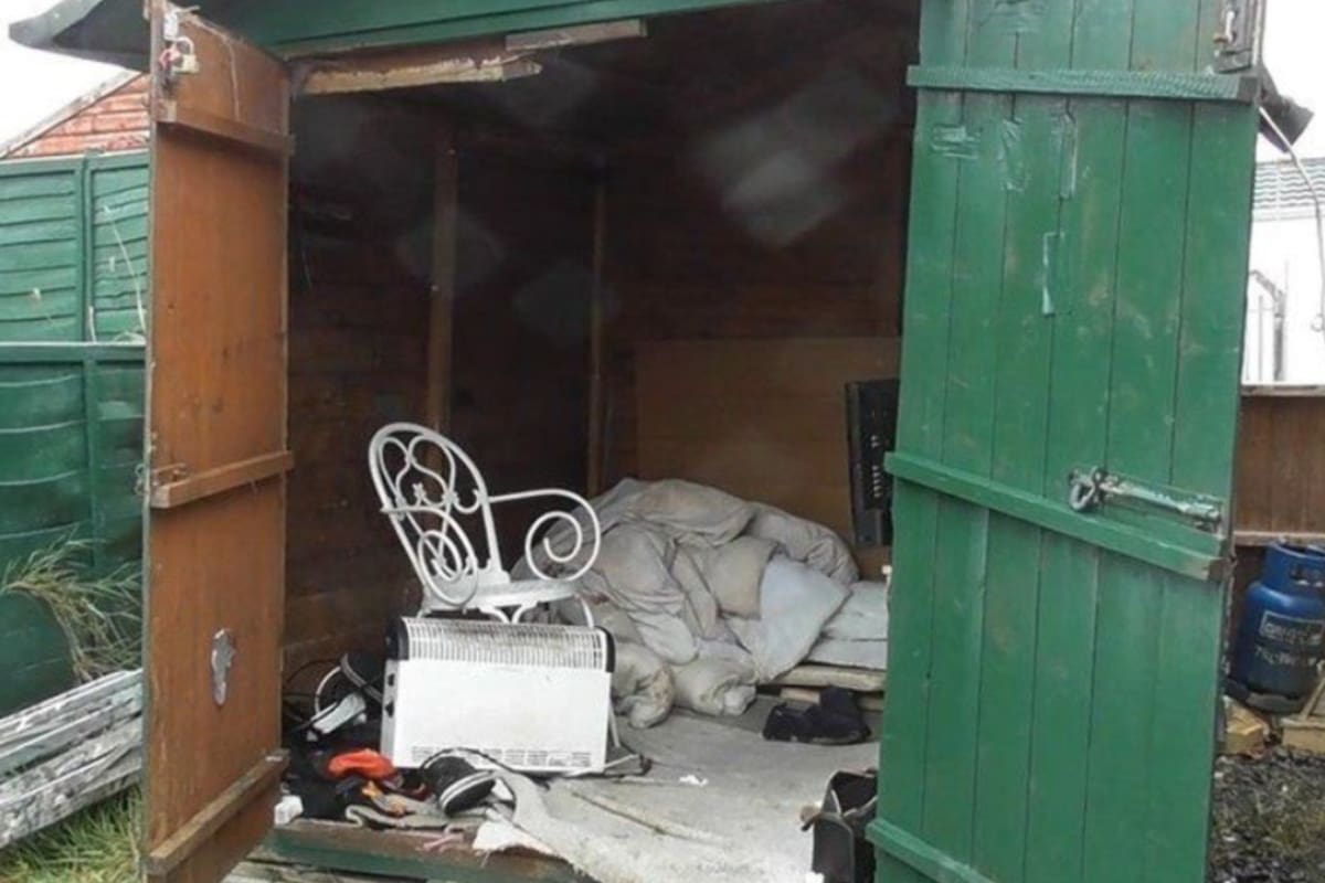 El cobertizo no tenía luz ni calefacción; apenas una silla, ropa vieja, una cama y una ventana que no cerraba