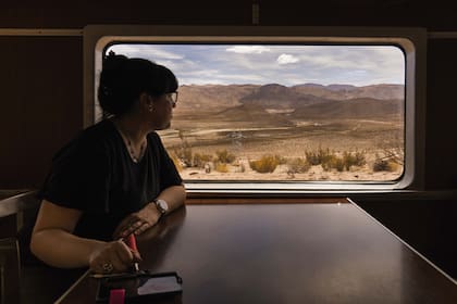 El coche comedor regala una vista privilegiada a través de sus ventanales.