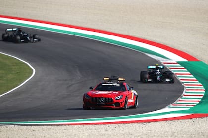 El coche de seguridad sale a la pista durante el Gran Premio de Fórmula Uno de Toscana: apagó las luces demasiado tarde y generó un caos