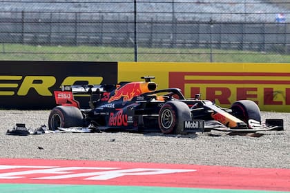 El coche del piloto holandés Max Verstappen de Red Bull en la trampa de grava después de estrellarse fuera de la carrera