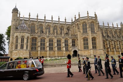 El coche fúnebre de Estado que transporta el féretro de la reina Isabel II, en Windsor, Inglaterra, el lunes 19 de septiembre de 2022.