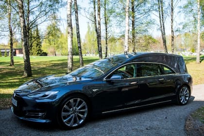 El coche fúnebre Tesla de en Oslo