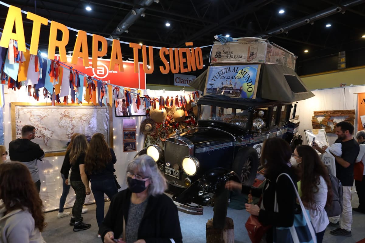 El coche Graham-Paige modelo 1928 con el que Candelaria y Herman Zapp dieron la vuelta al mundo se exhibe en la Feria del Libro