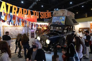El coche Graham-Paige modelo 1928 con el que Candelaria y Herman Zapp dieron la vuelta al mundo se exhibe en la Feria del Libro