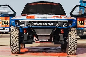 El coche marca Santana voló sobre el terreno desértico durante la quinta jornada de competencia
