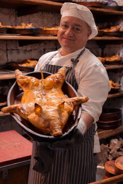 El cochinillo asado al horno a leña es una de las especialidades de Casa Botín