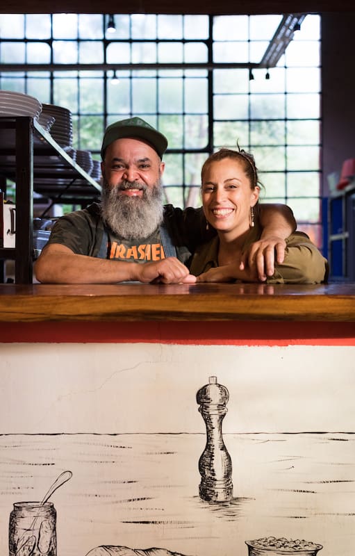 El cocinero Alejandro "Nitu" Digilio y María Eugenia Ortiz llevan adelante el restaurante en este rincón de Traslasierra.