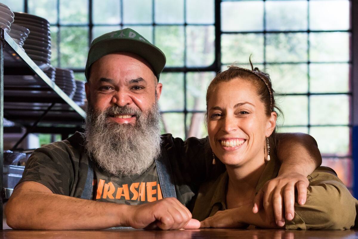 El cocinero Alejandro "Nitu" Digilio y María Eugenia Ortiz llevan adelante el restaurante en este rincón de Traslasierra.