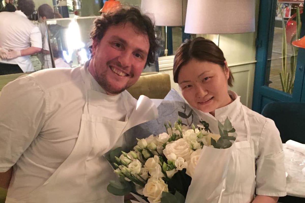 El cocinero con la otra responsable de la cocina de Virtus, Chiho Kanzaki