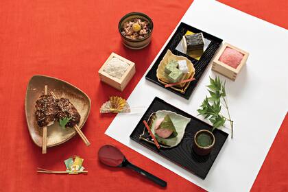 El cocinero de la Embajada de Japón, elabora dulces tradicionales con este tipo de arroz glutinoso llamado mochi