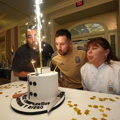 El cocinero de la Selección comparte un curioso privilegio: cumple años el mismo día que Lionel Messi, el 24 de junio. Desde 2005, celebraron varias veces juntos por los compromisos con la Selección en esa época del año. "Una vez Leo me dijo que había pasado más cumpleaños conmigo que con su familia", cuenta entre risas. Y suma otro dato: ese día también cumple Juan Román Riquelme.
