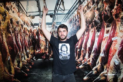 El cocinero dueño del restaurante La Carnicería creció en el criadero de vacas de su familia y está por estrenar un mini documental sobre su trabajo