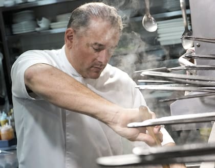 El cocinero en acción en su restó
