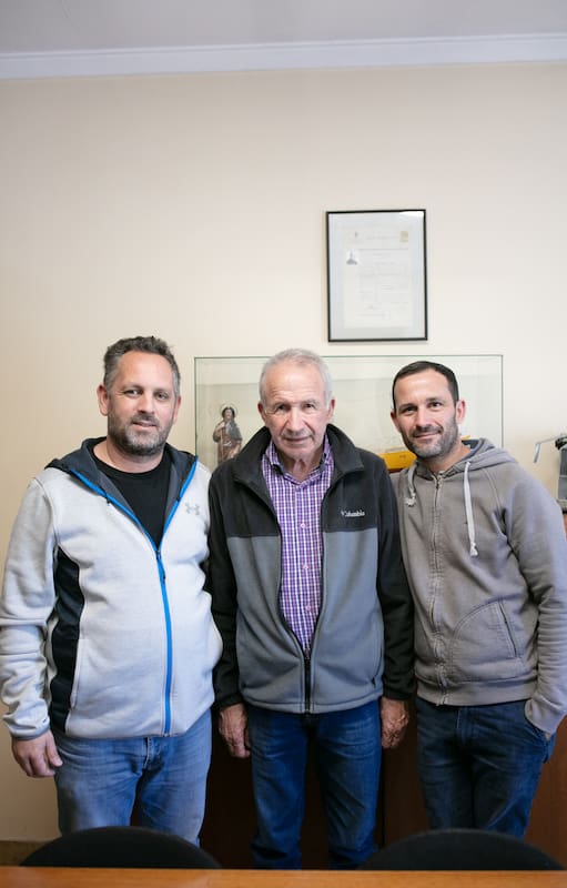 El cocinero Hernán VIva, junto a Antonio y Juan Di Meglio.