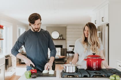 El cocinero llora a la hora de cortar o picar una cebolla porque las células de esta hortaliza contienen azufre y enzimas
