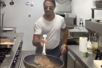 El cocinero turco mostró cómo será el schnitzel especial que servirá en su restaurante y los comentarios argentinos no tardaron en llegar