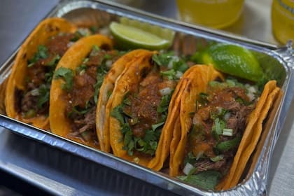 El cocinero viajó varias veces a Tijuana para aprender cómo preparar la carne y qué chiles utilizar