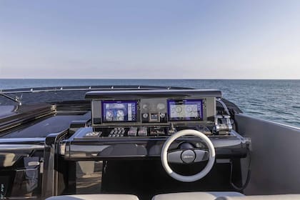 El cockpit exterior, flybridge, cuenta con la misma tecnología de navegación del interior.