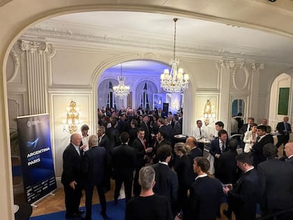 El cocktail en Embajada argentina en París, antes de la cena con los gobernadores