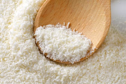 El coco rallado tostado se pone dorado, crocante y más sabroso.